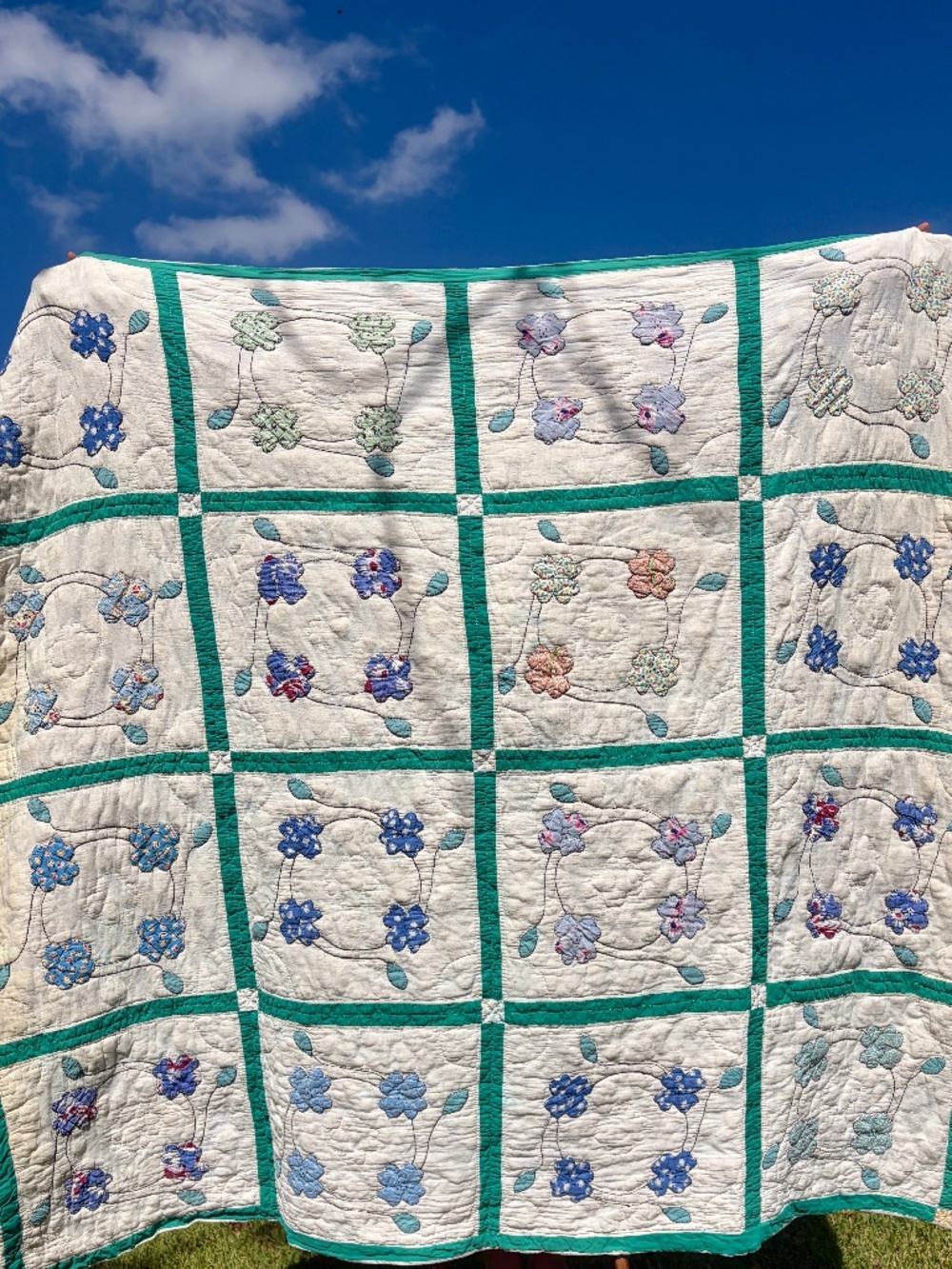 Vintage 1930s Hand Appliqué Flower Quilt 68x75 – Hand Quilted Floral Cottage Qui